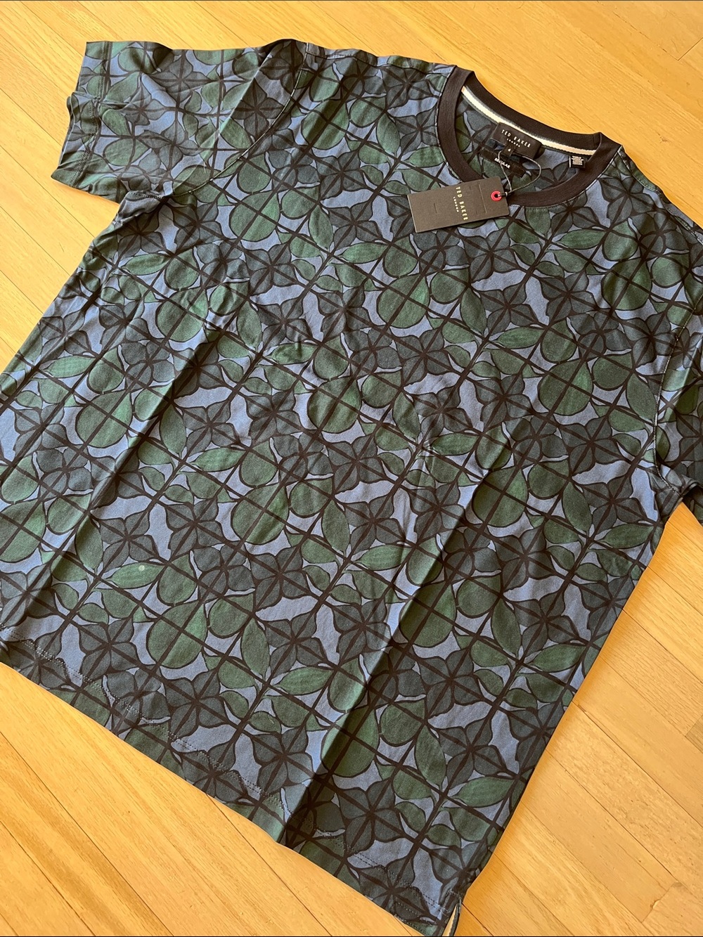 Ted Baker Navy Leaf-Print Crewneck Top { Fit L/XL }
{ P to P = 23/24 }